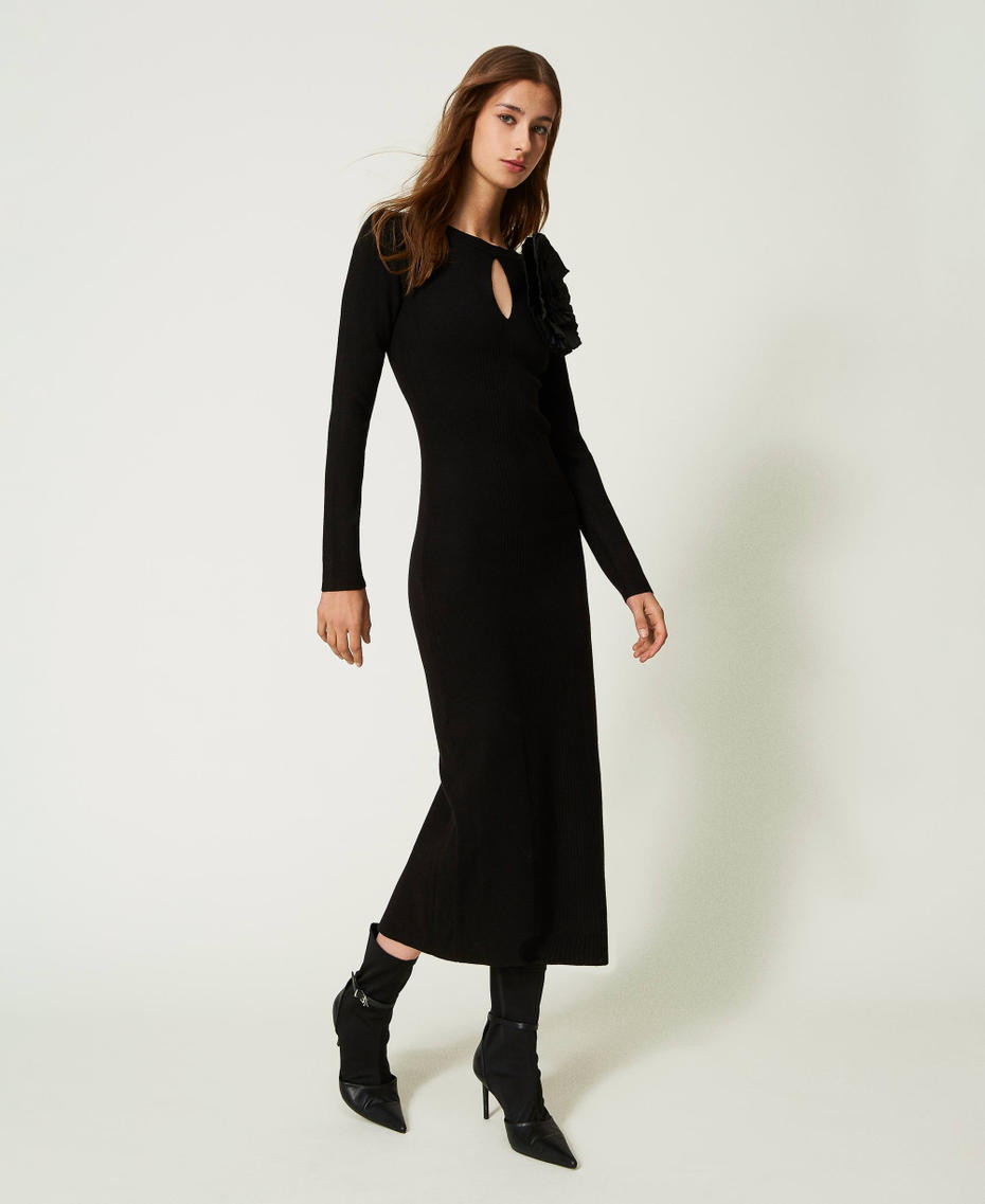 Fitted long dress with brooch