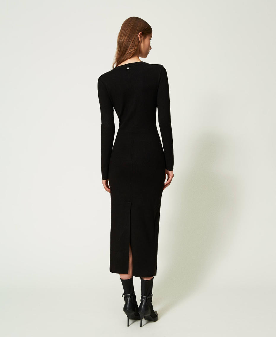 Fitted long dress with brooch