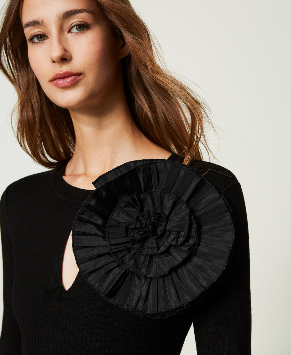 Fitted long dress with brooch