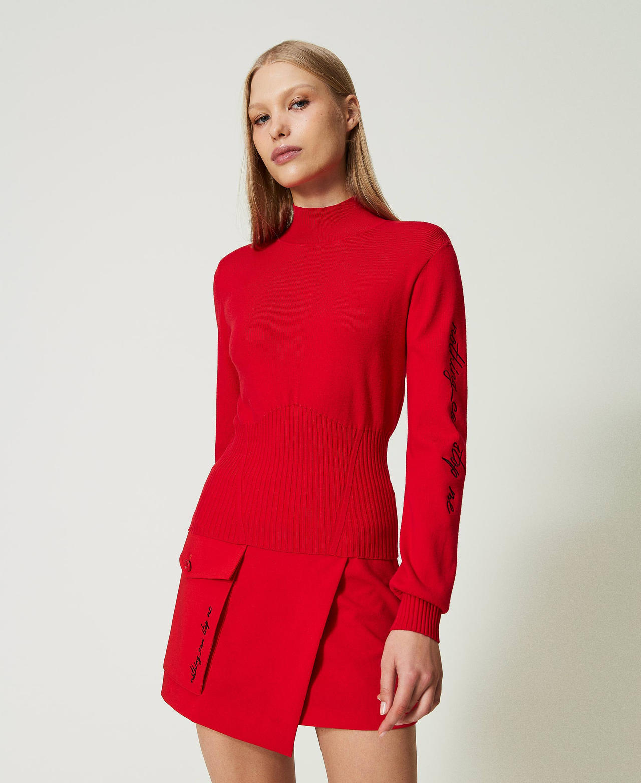 Stehkragenpullover mit Stickerei