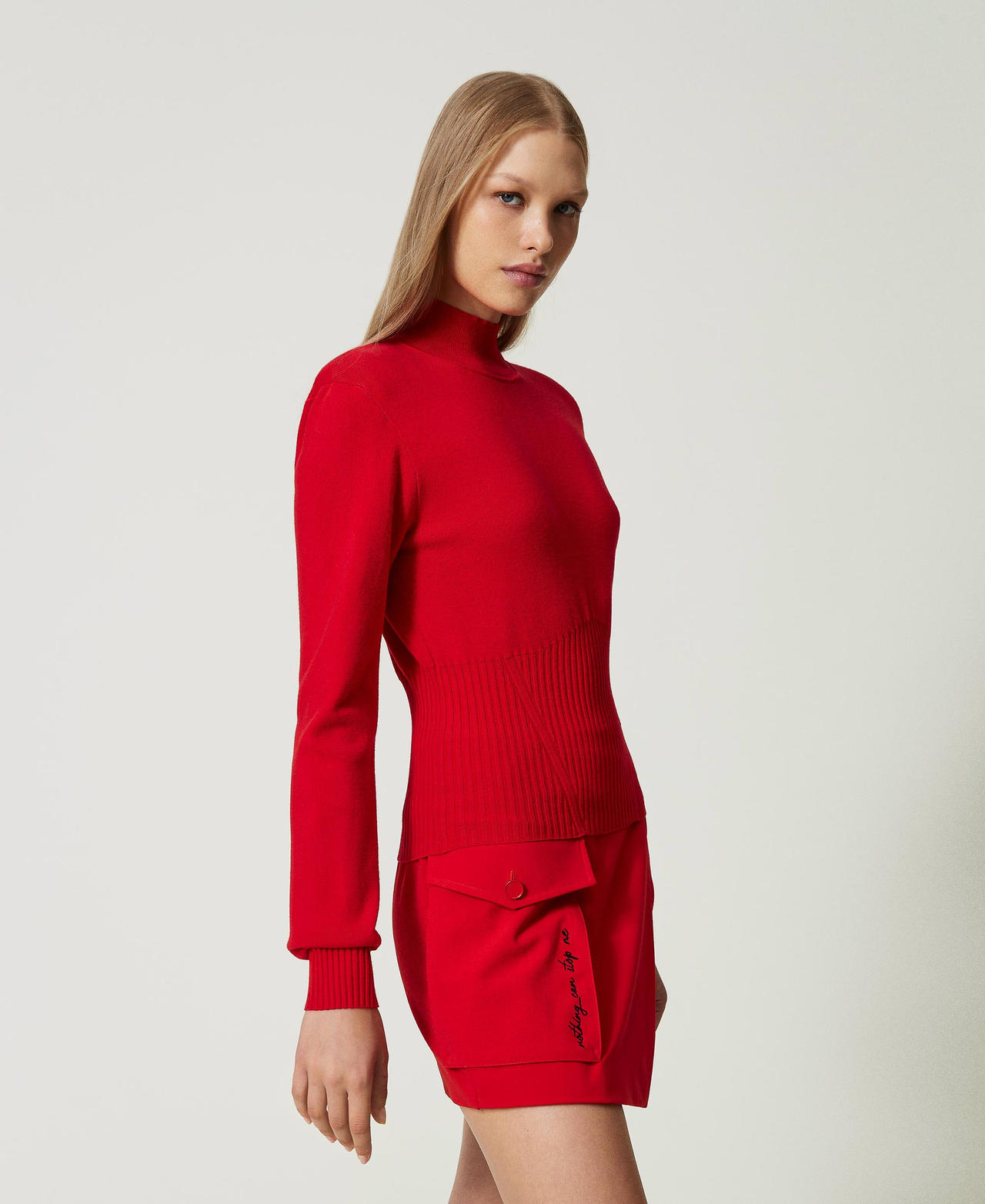 Stehkragenpullover mit Stickerei