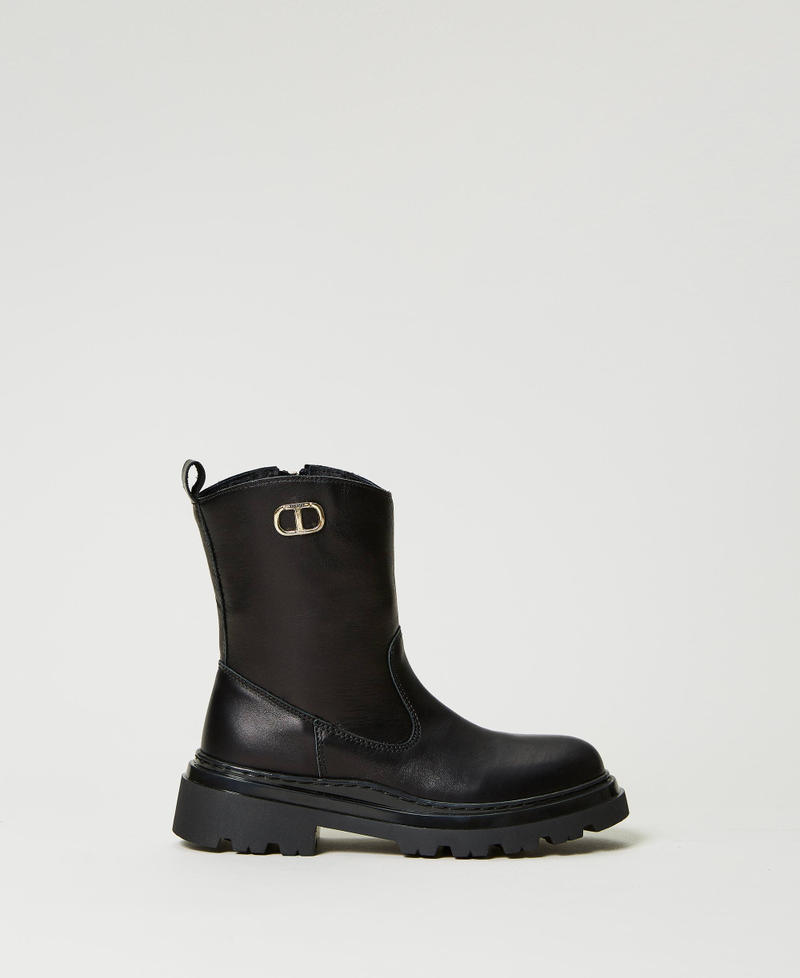 Leather boots with Oval T