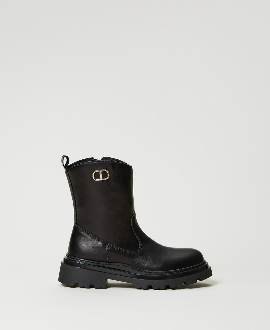 Leather boots with Oval T