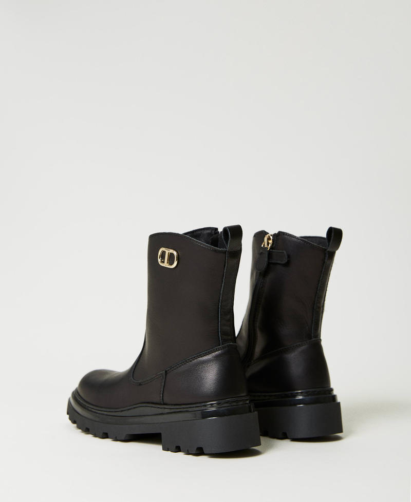 Leather boots with Oval T