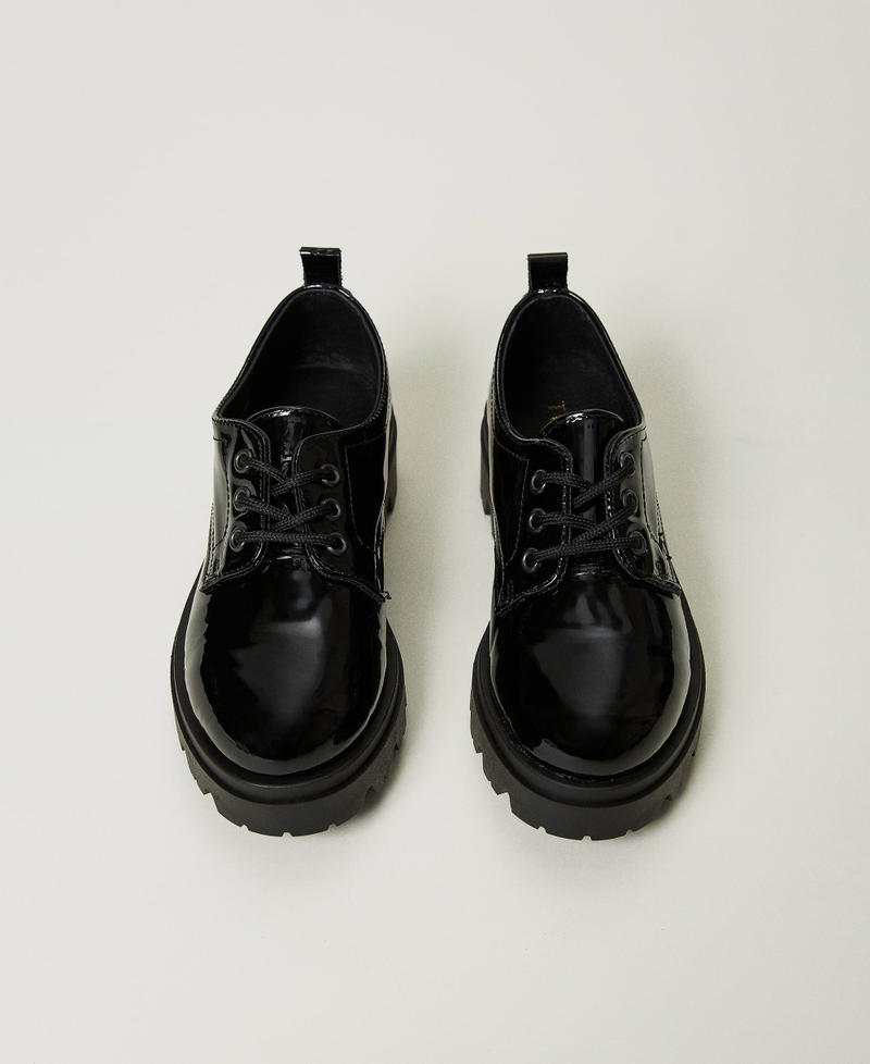 Patent leather tie-up shoes