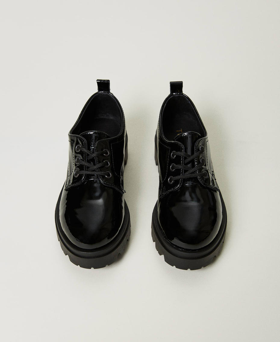 Patent leather tie-up shoes