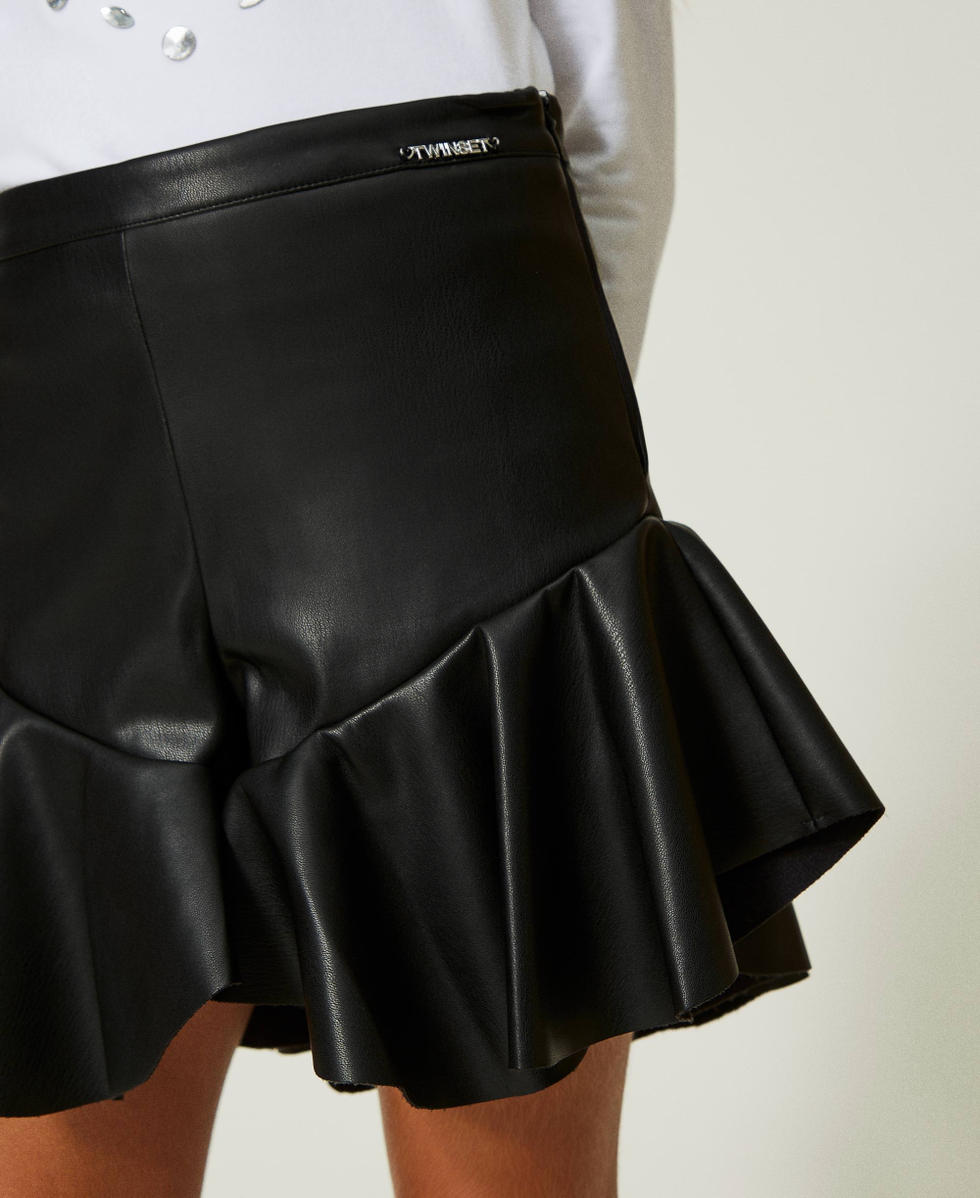 Monki - Mini-jupe plissée à ourlet asymétrique - Noir