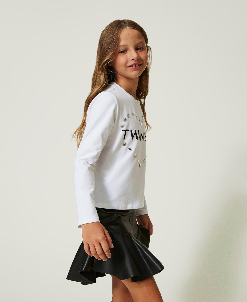 T-shirt con logo e castoni