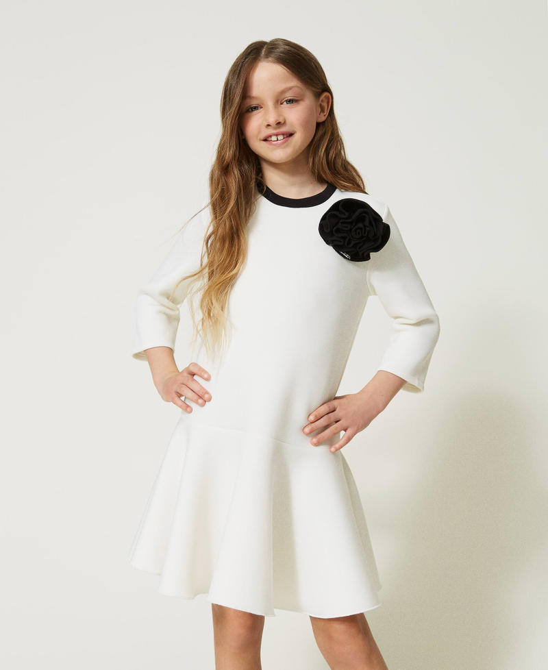Robe courte en scuba avec fleur