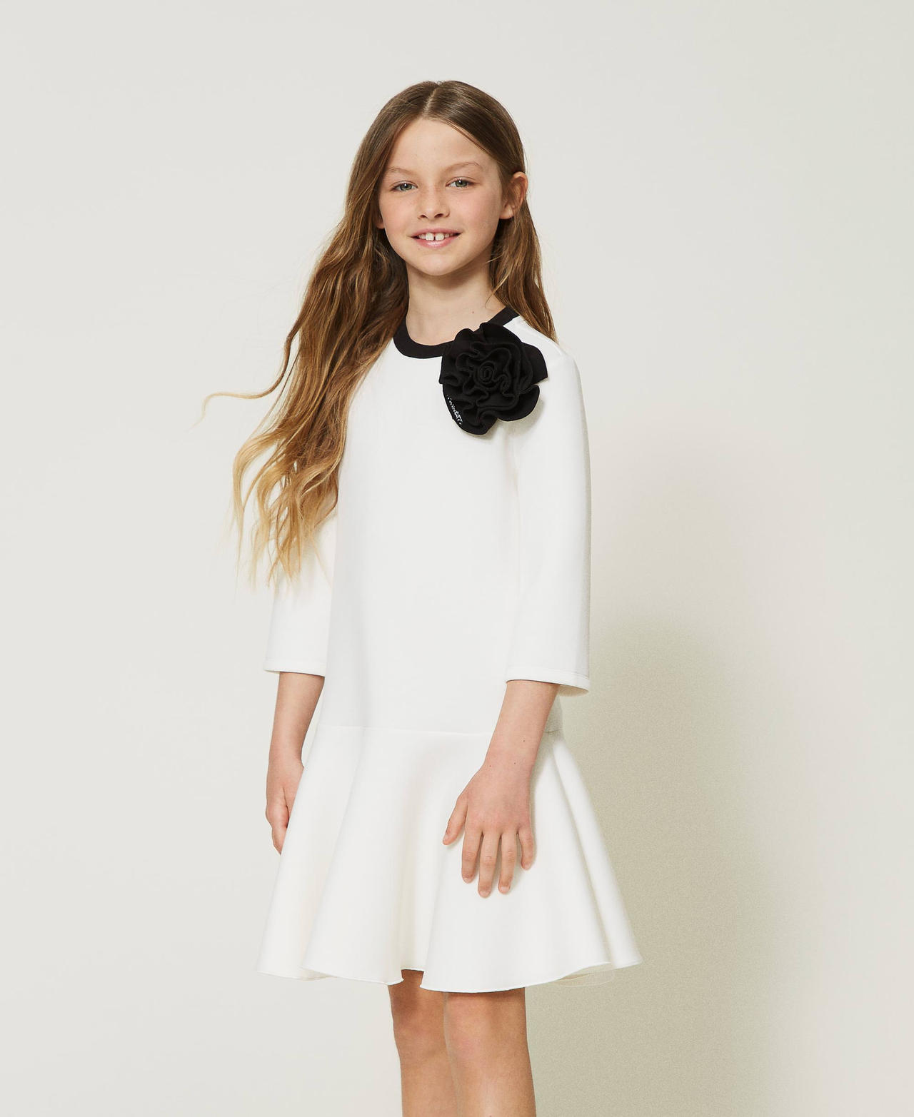 Robe courte en scuba avec fleur