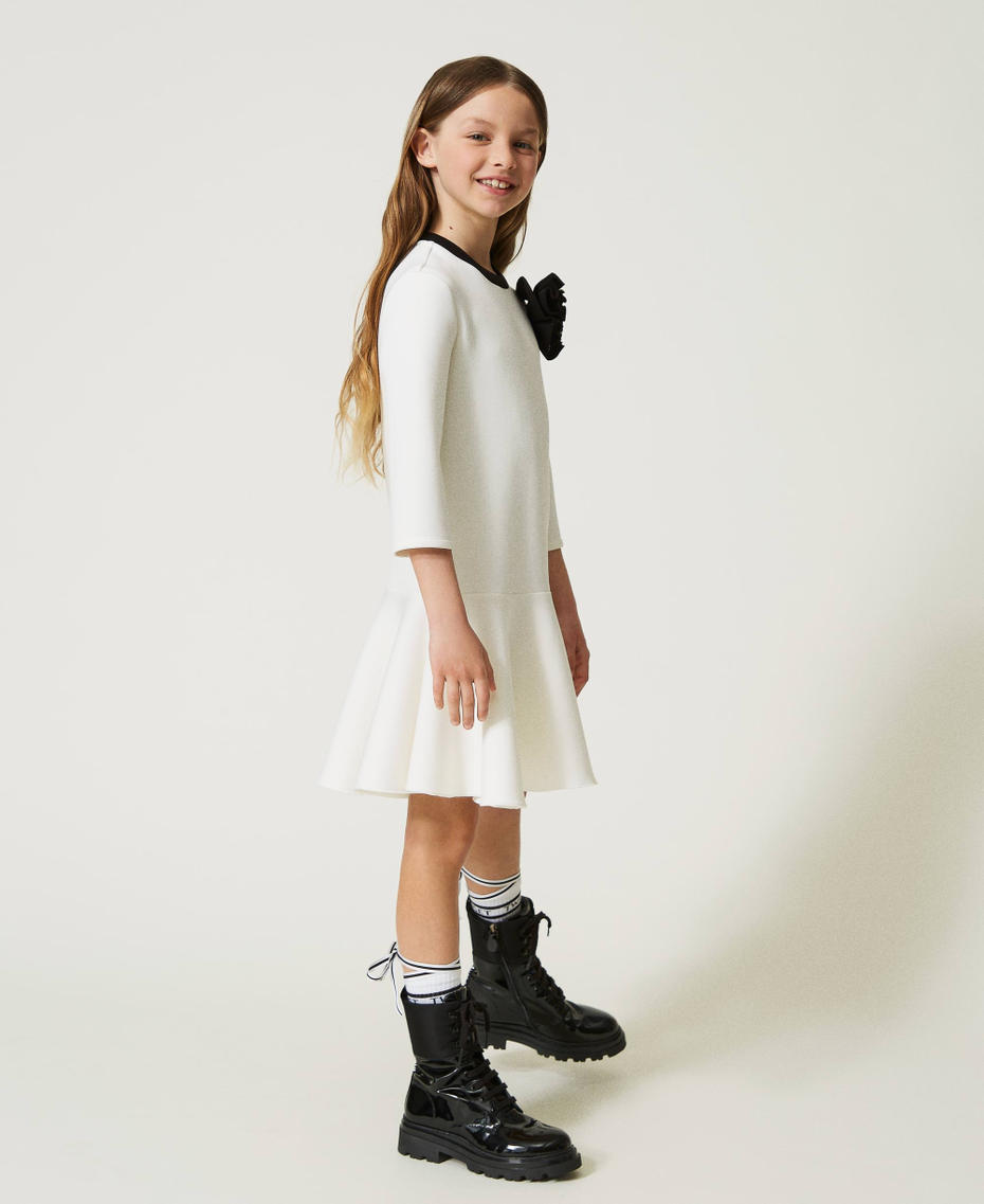 Robe courte en scuba avec fleur