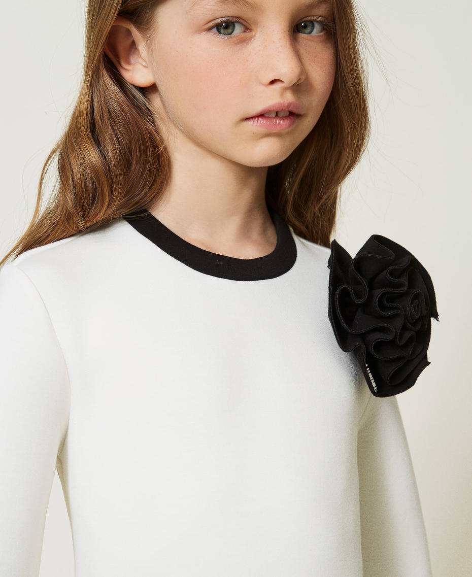 Robe courte en scuba avec fleur