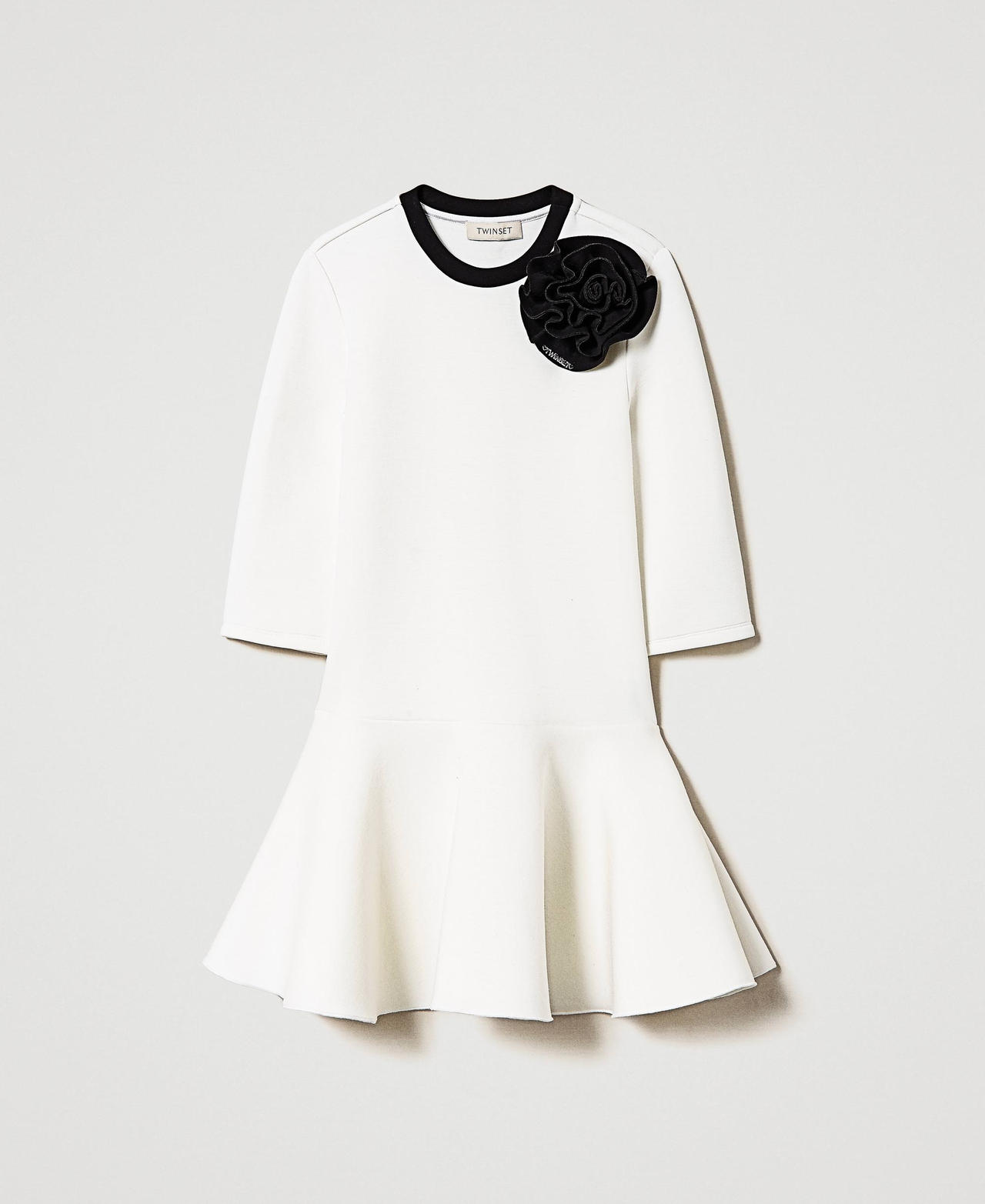 Robe courte en scuba avec fleur