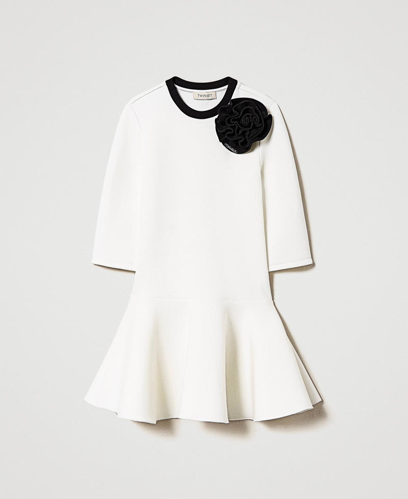 Robe courte en scuba avec fleur