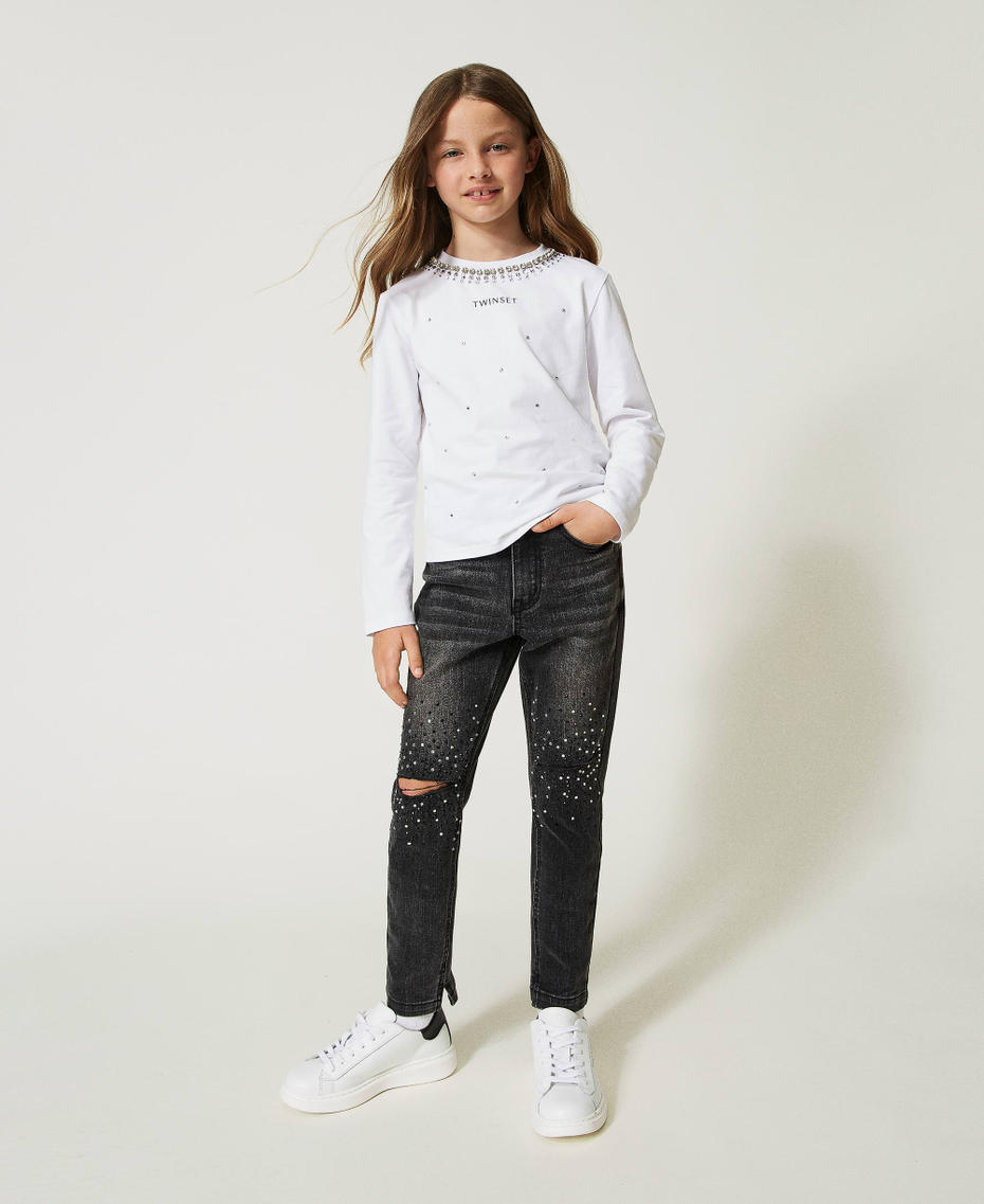 Bershka - Jeans a zampa con tasche ricamate blu denim