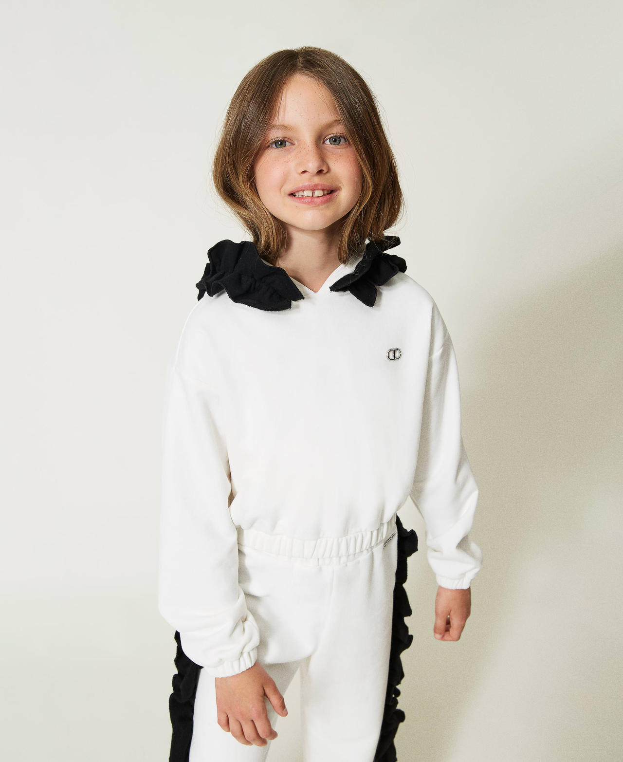 Sweat-shirt avec capuche et volants Bicolore Blanc Neige / Noir Fille 232GJ2432-02