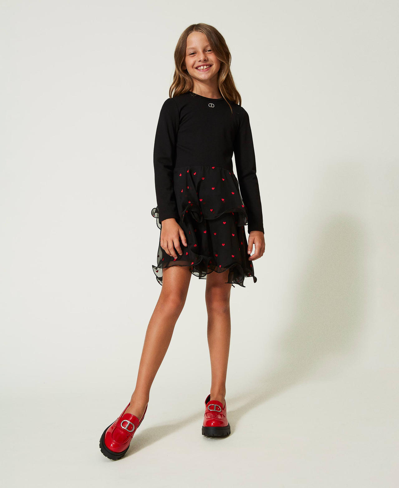 Kurzes Kleid mit Georgettebesatz mit Herzen Stickerei Herzen Schwarz / Ultra Red M&auml;dchen 232GJ2460_11011_01