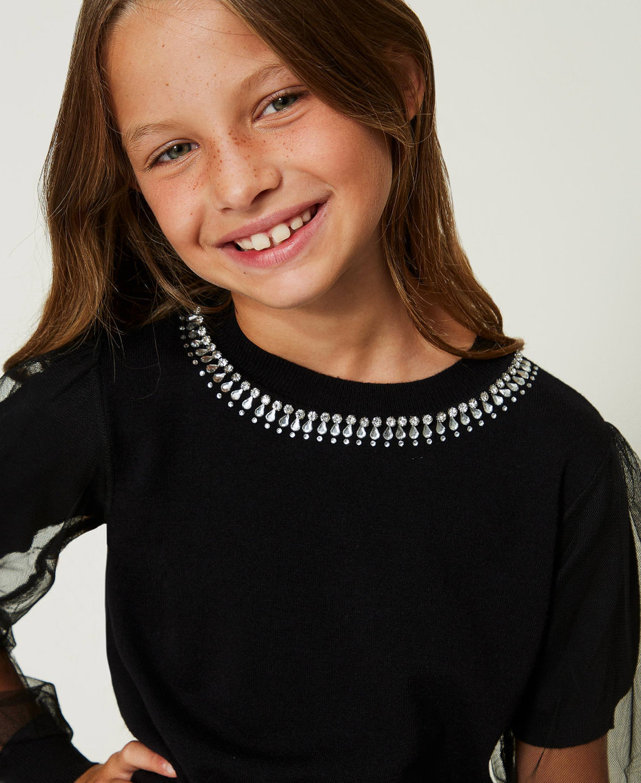 Pull avec tulle et applications à la main