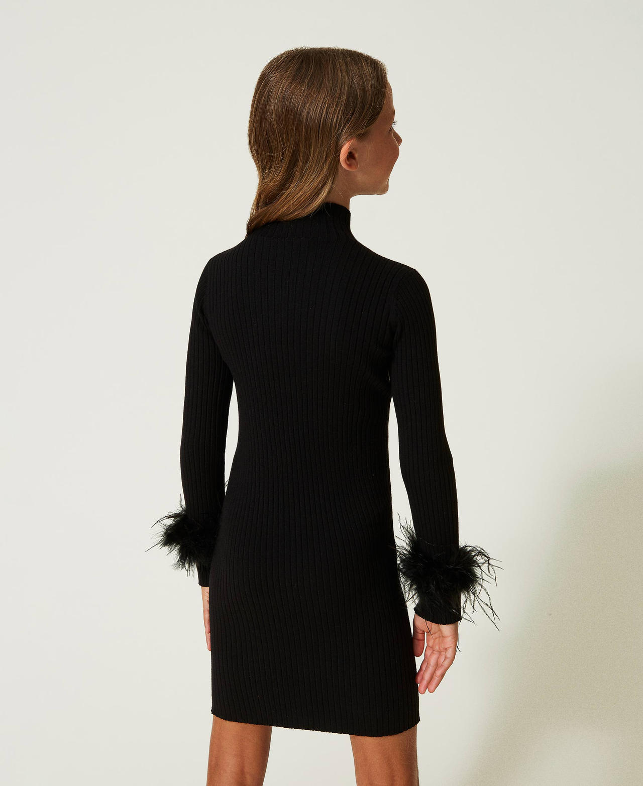 Kurzes Kleid mit Rippenmuster und Federn