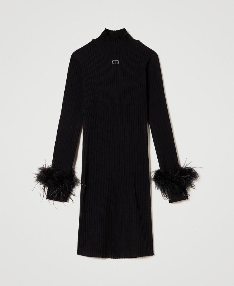 Kurzes Kleid mit Rippenmuster und Federn