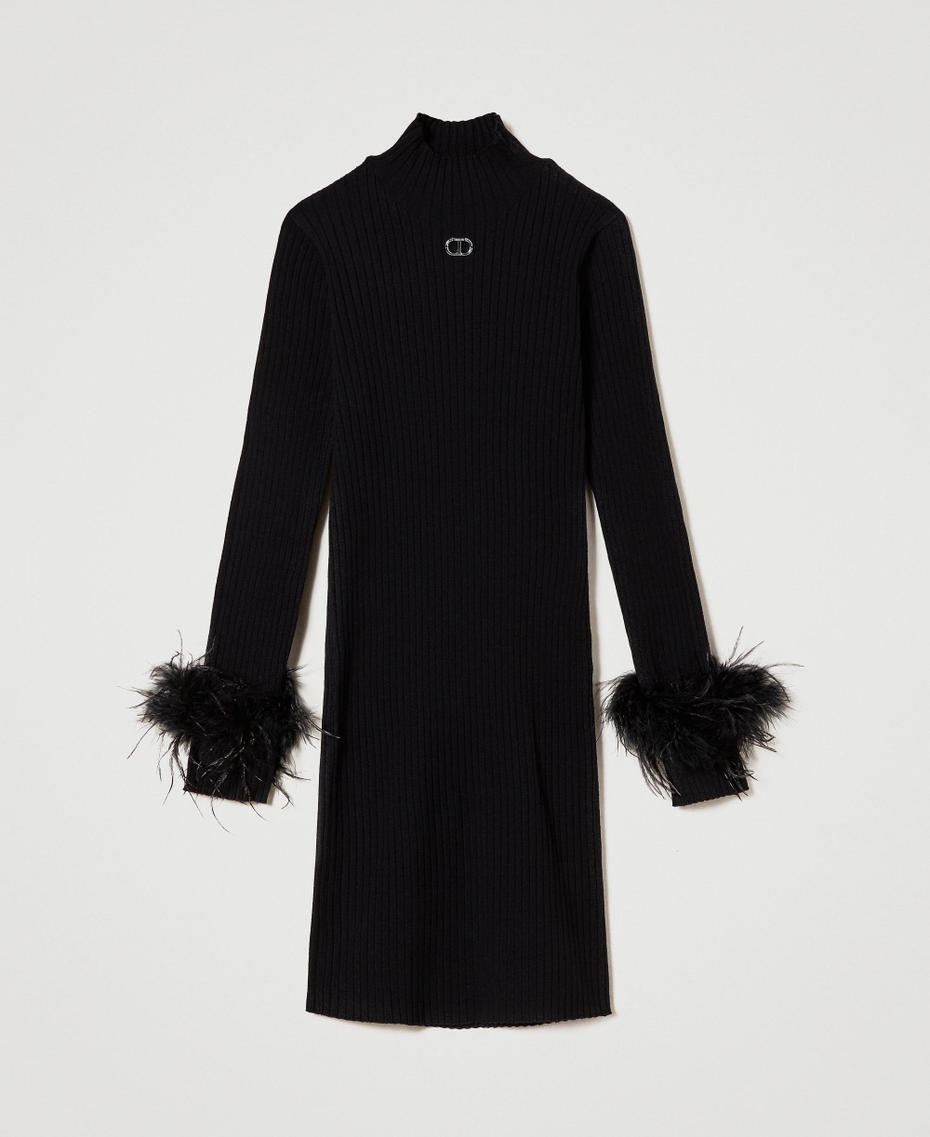 Kurzes Kleid mit Rippenmuster und Federn