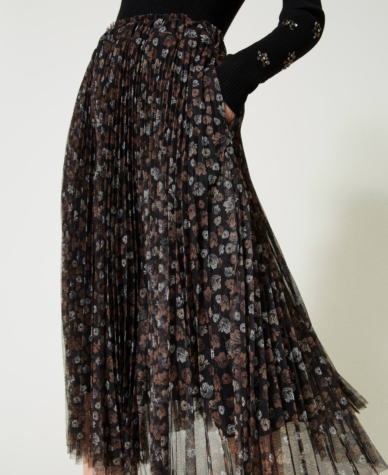 Pleated midi skirt black india sale