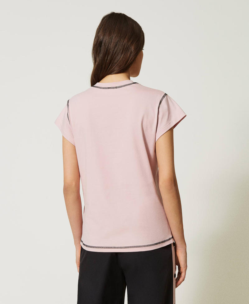 T-shirt con ricamo e impunture