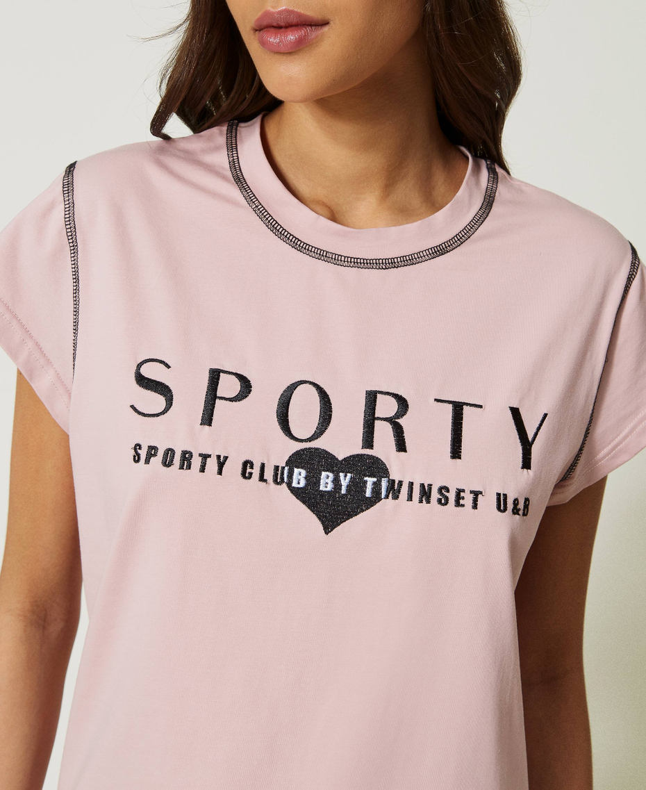 T-shirt con ricamo e impunture