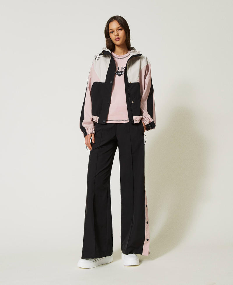 T-shirt con ricamo e impunture