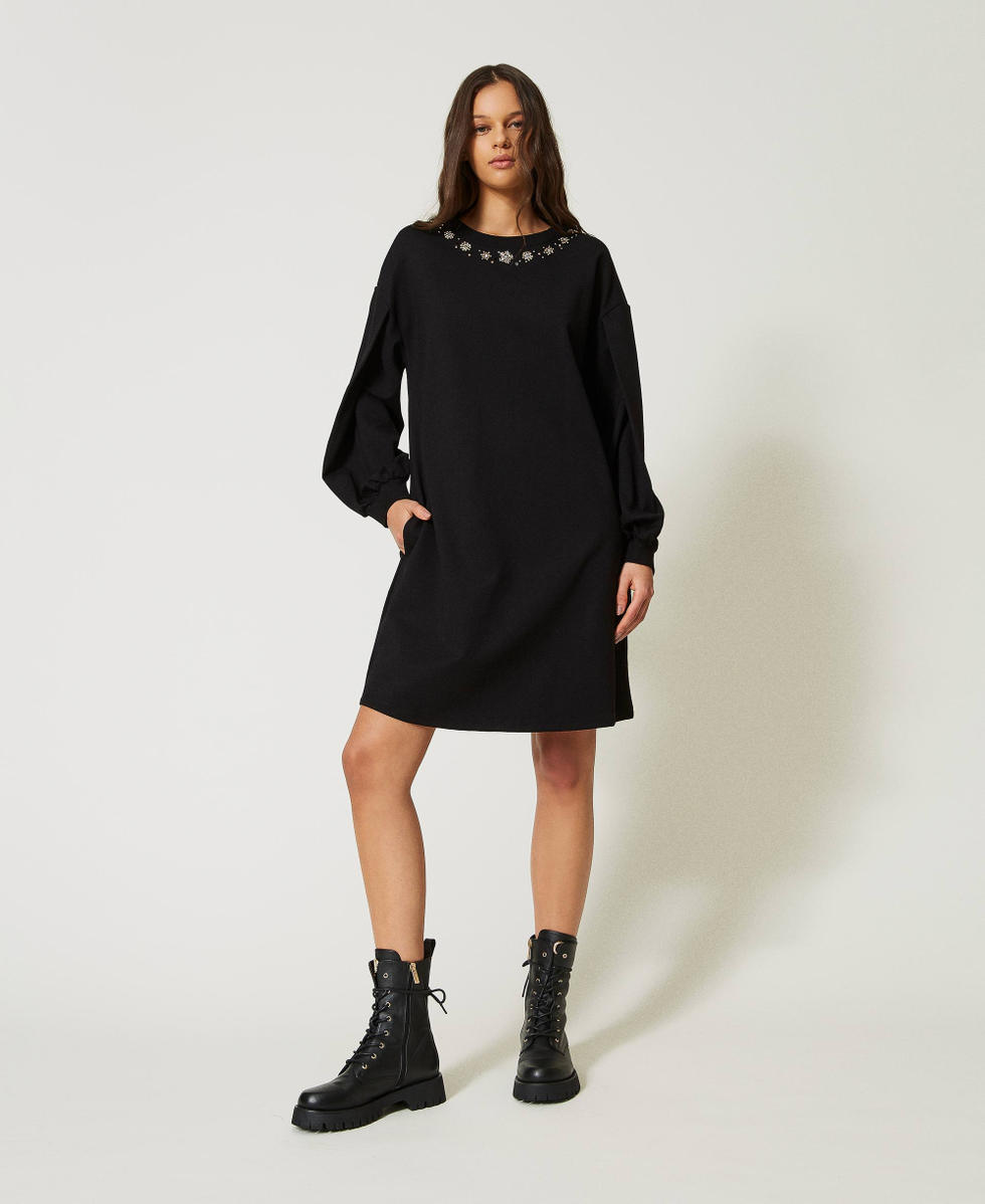 Kurzes Kleid mit Stickerei