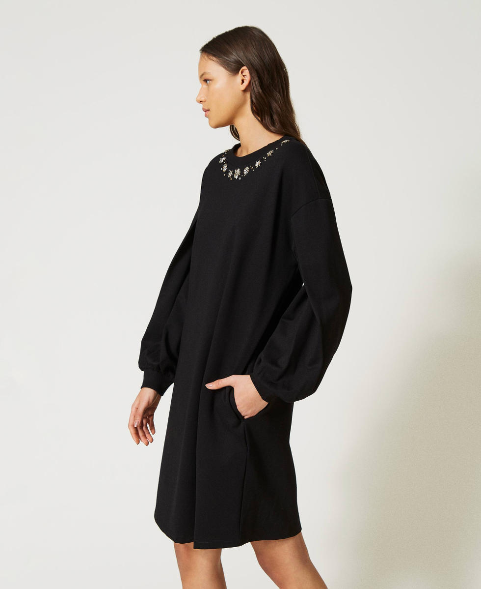 Kurzes Kleid mit Stickerei