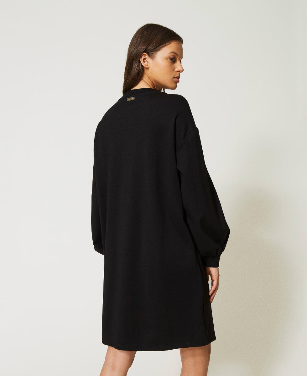 Kurzes Kleid mit Stickerei