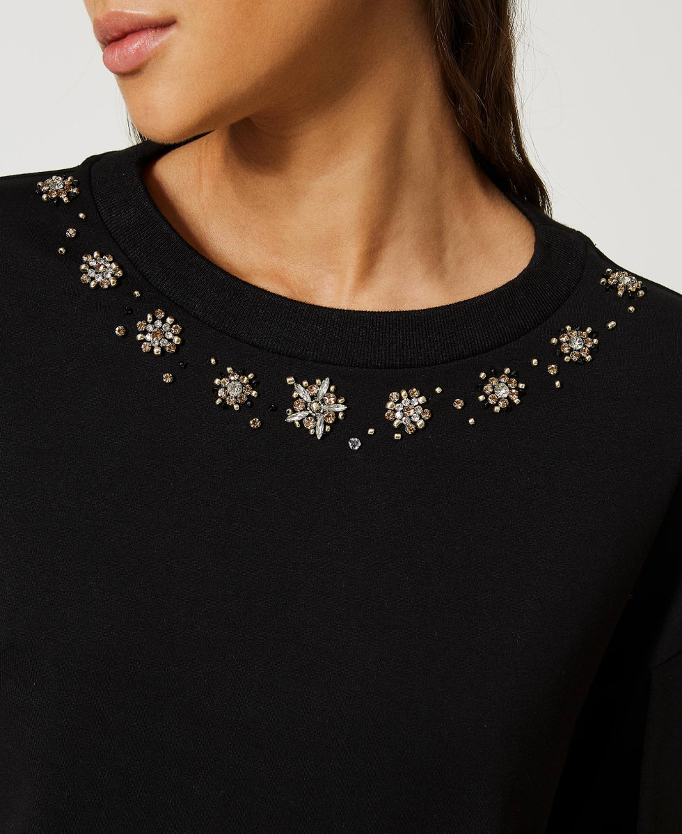 Kurzes Kleid mit Stickerei