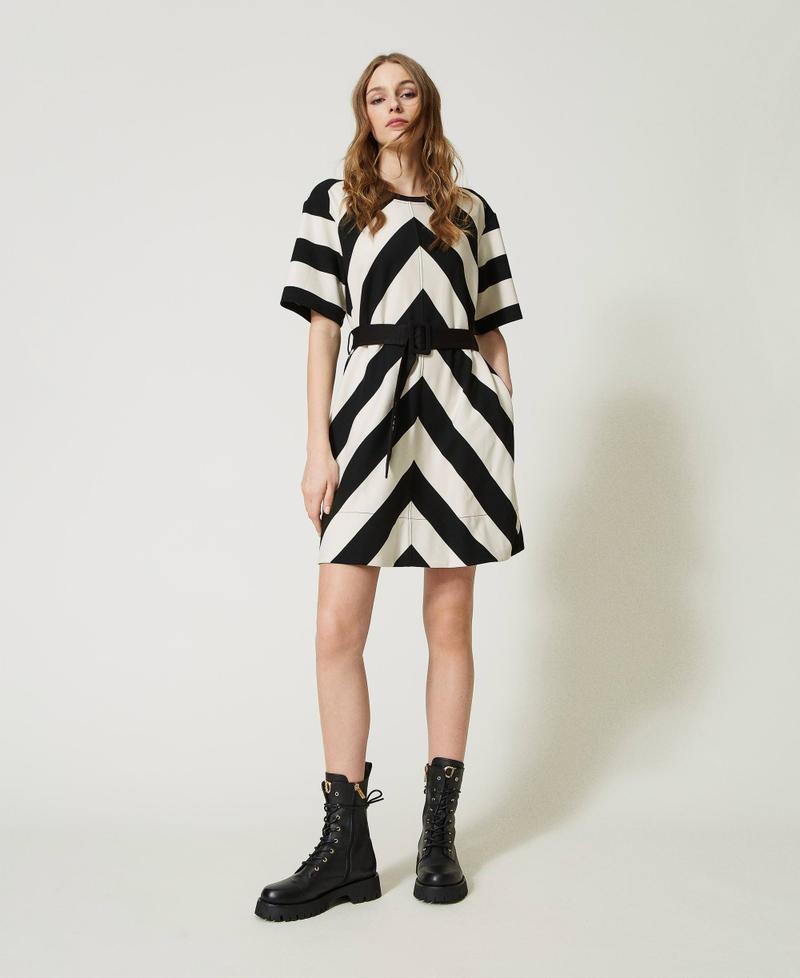 Short dress with chevron stripes and belt Vanilla / Black Woman 232LI2QBB-01