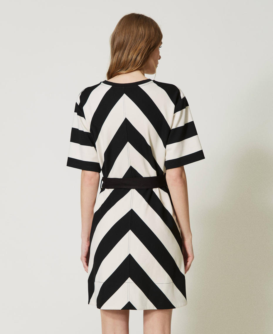 Robe courte avec rayures chevrons et ceinture