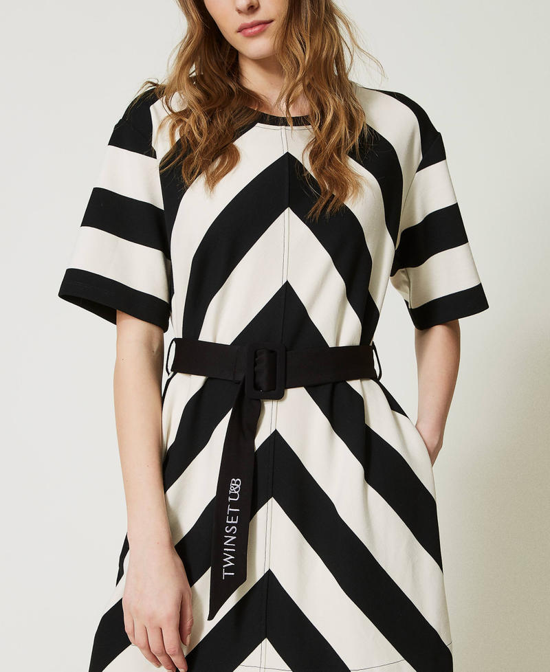Short dress with chevron stripes and belt Vanilla / Black Woman 232LI2QBB-04