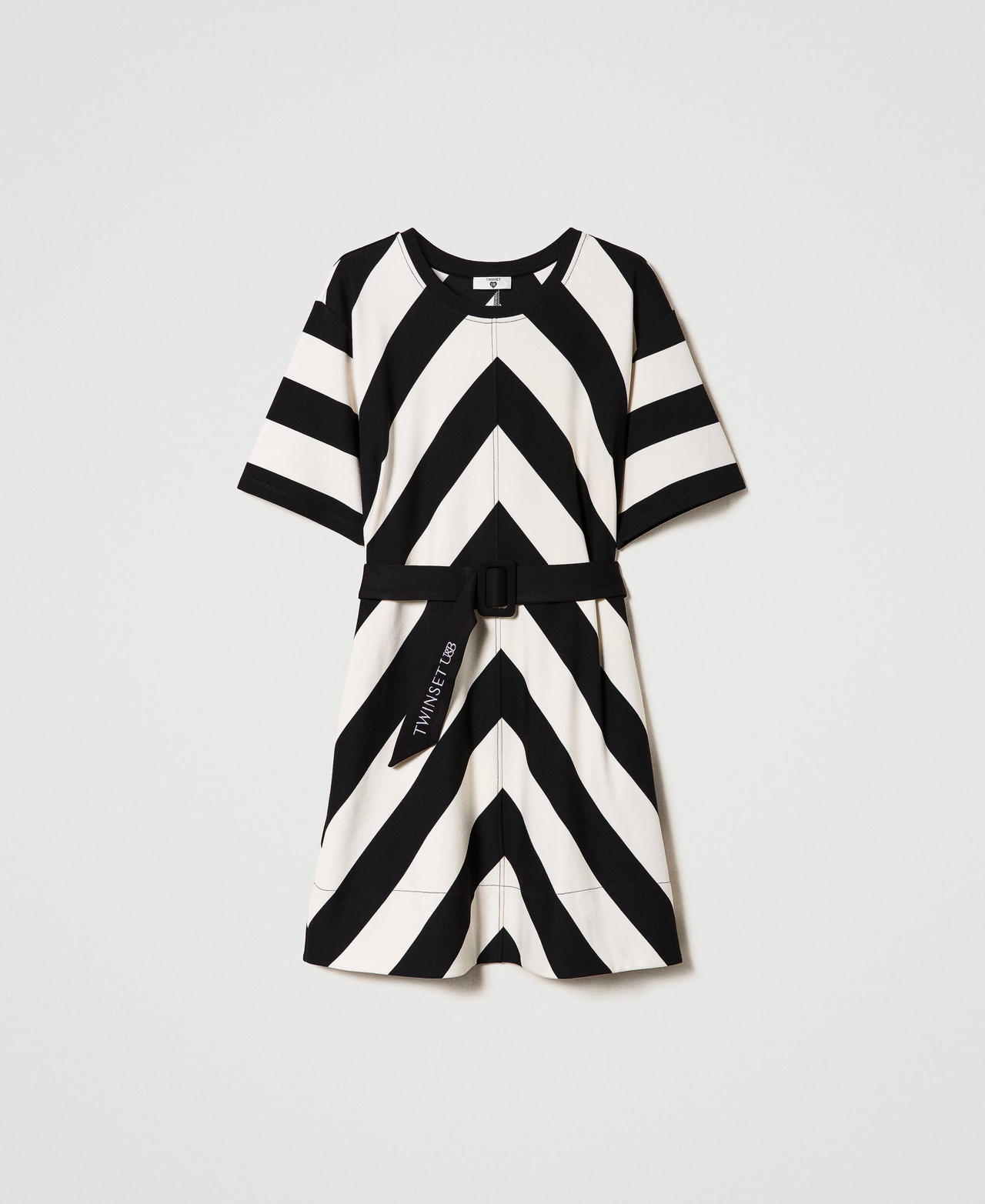 Robe courte avec rayures chevrons et ceinture