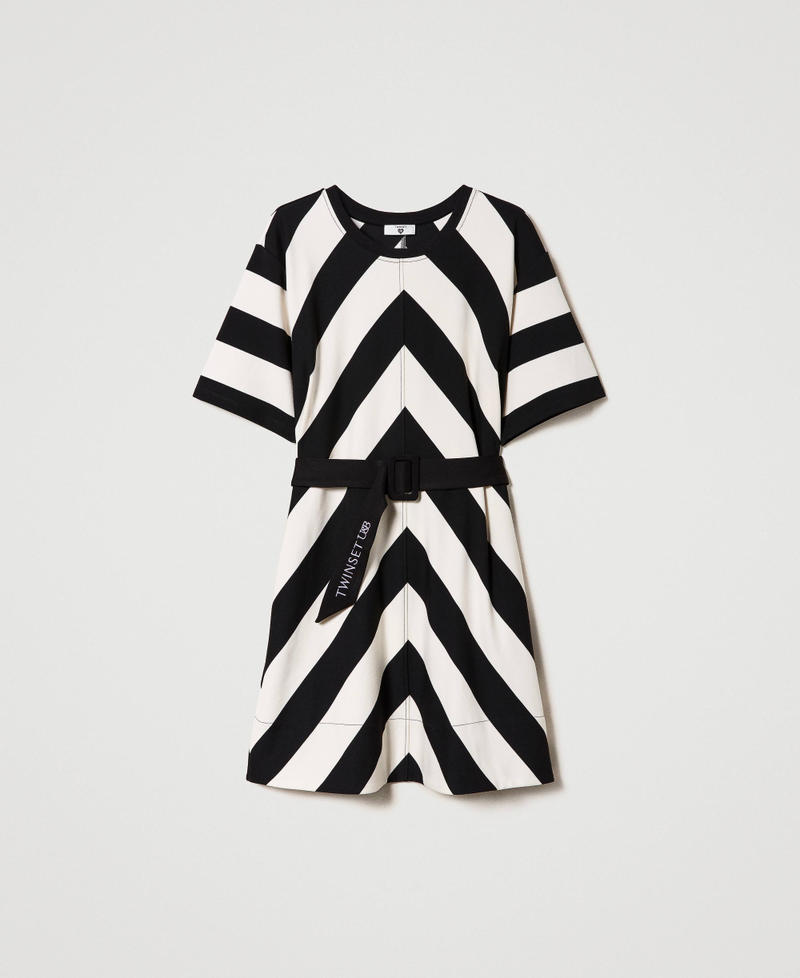 Robe courte avec rayures chevrons et ceinture