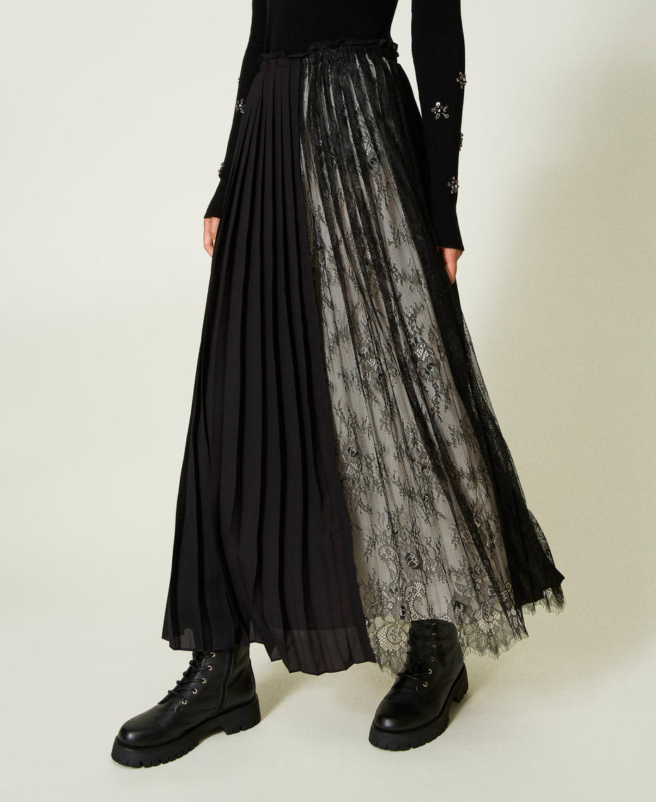 Long pleated skirt with lace