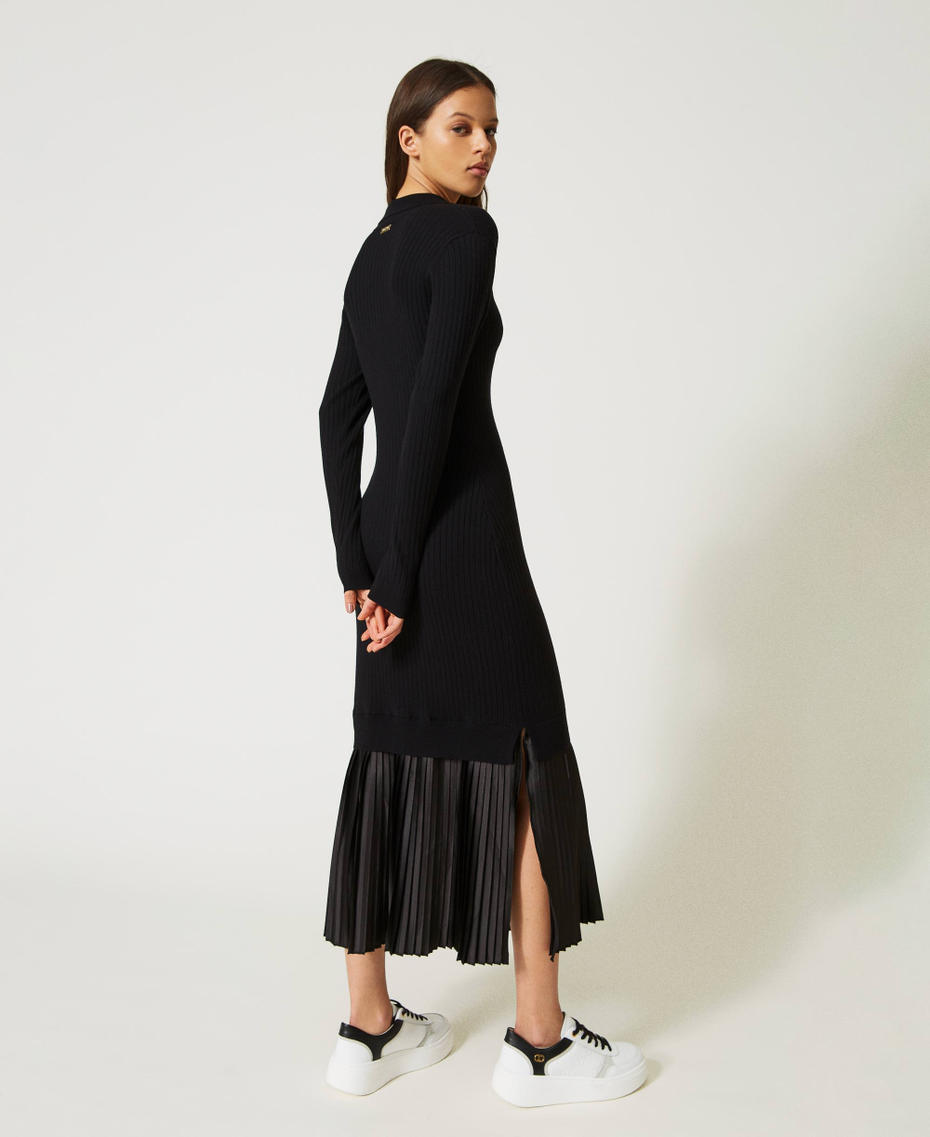 Long dress with pleated flounce