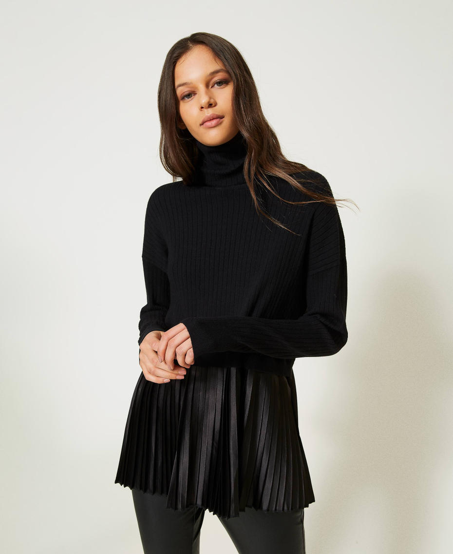 Rollkragenpullover mit Plisseevolant