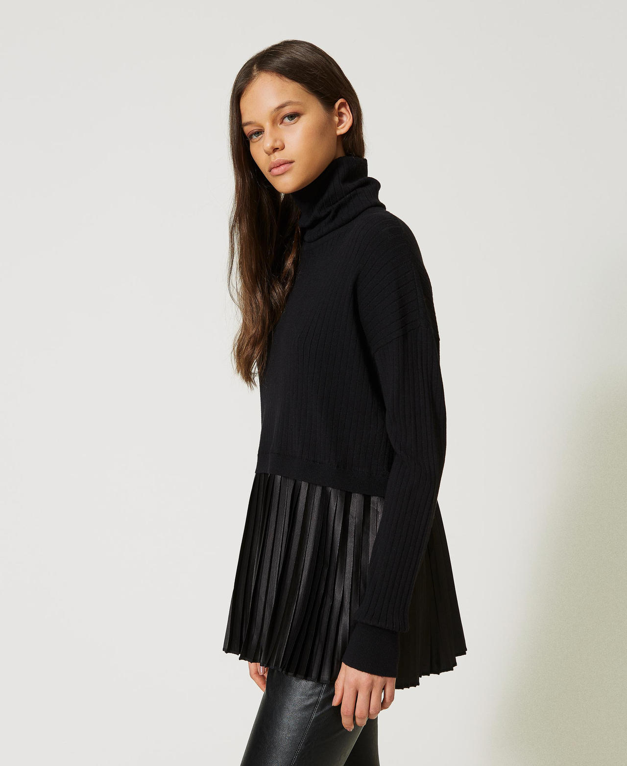 Rollkragenpullover mit Plisseevolant