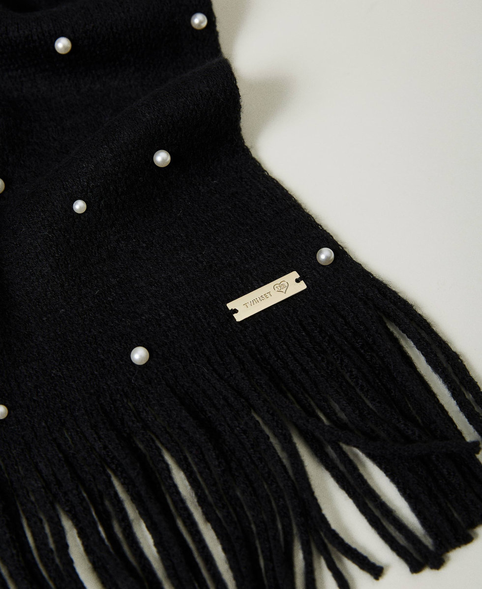 Scarf with pearls and fringes