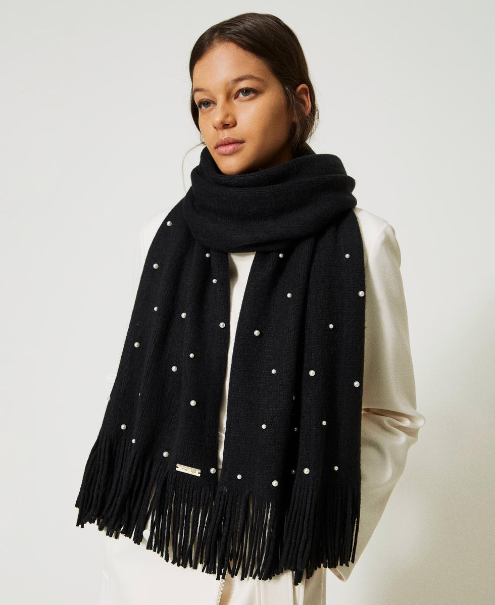 Scarf with pearls and fringes