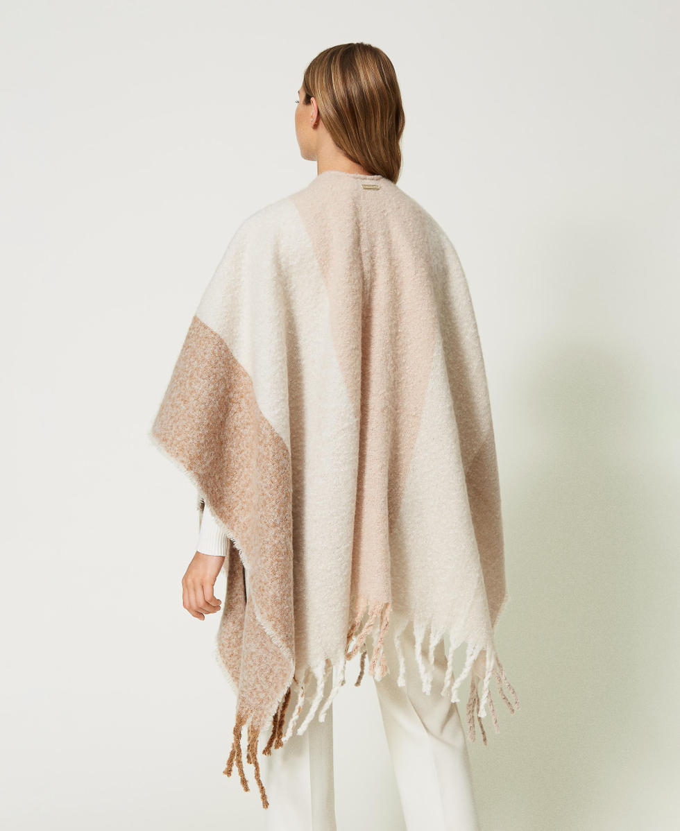 Ponchos de lana: el abrigo cómodo y elegante que las estilistas