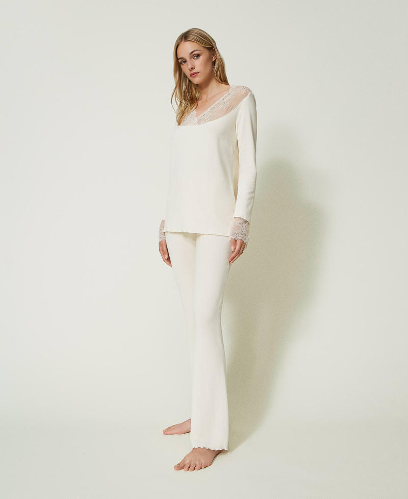 Long pyjamas with lace