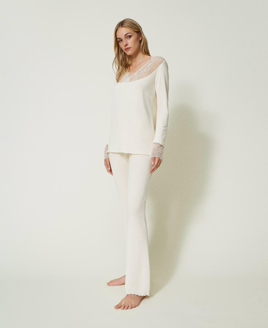 Long pyjamas with lace