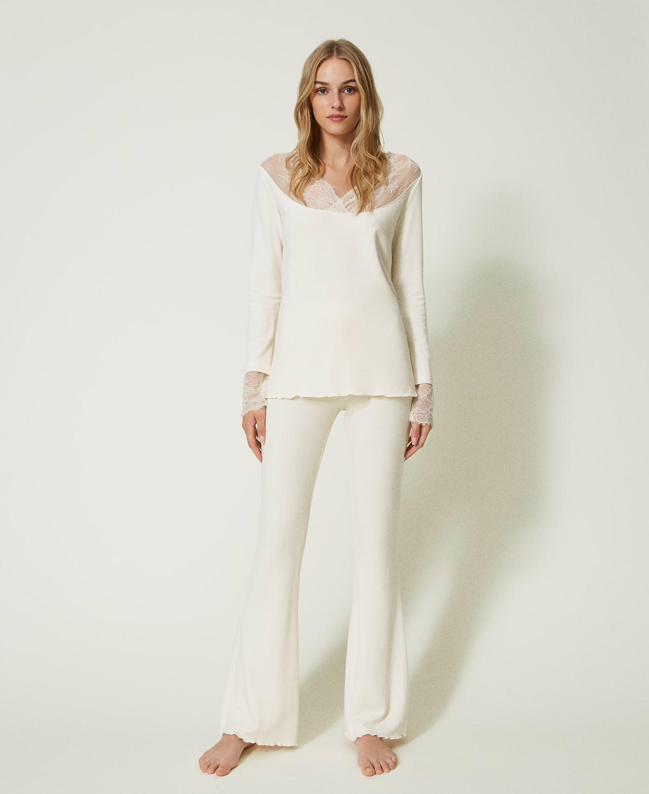 Long pyjamas with lace