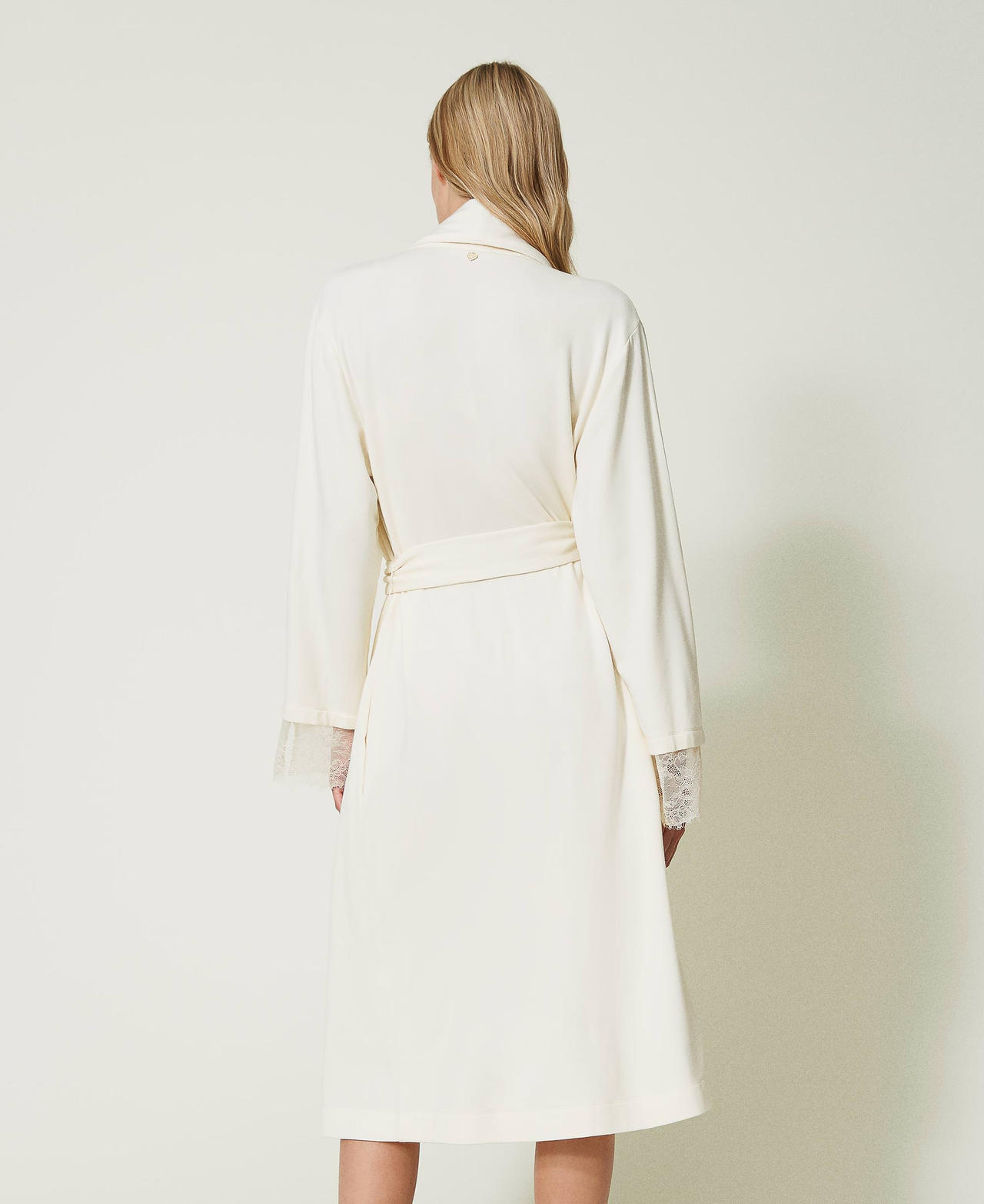 Long dressing gown with lace
