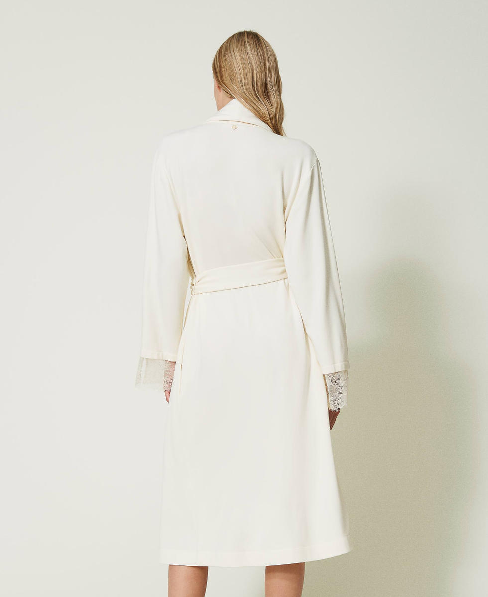 Langer Morgenmantel mit Spitze